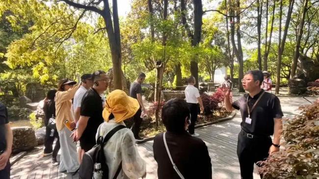 文旅局长考导游证亲自带团 一线体验获游客赞誉